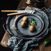 Europietiška retro metalinė lėkštė su rankenomis Rankų darbo apvali kaltinė vintažinė duonos padėklas Namų puošmena Sodo restoranas