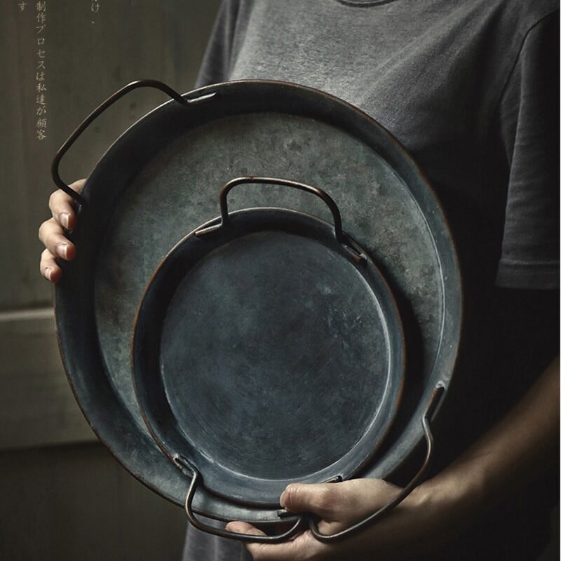 Europietiška retro metalinė lėkštė su rankenomis Rankų darbo apvali kaltinė vintažinė duonos padėklas Namų puošmena Sodo restoranas