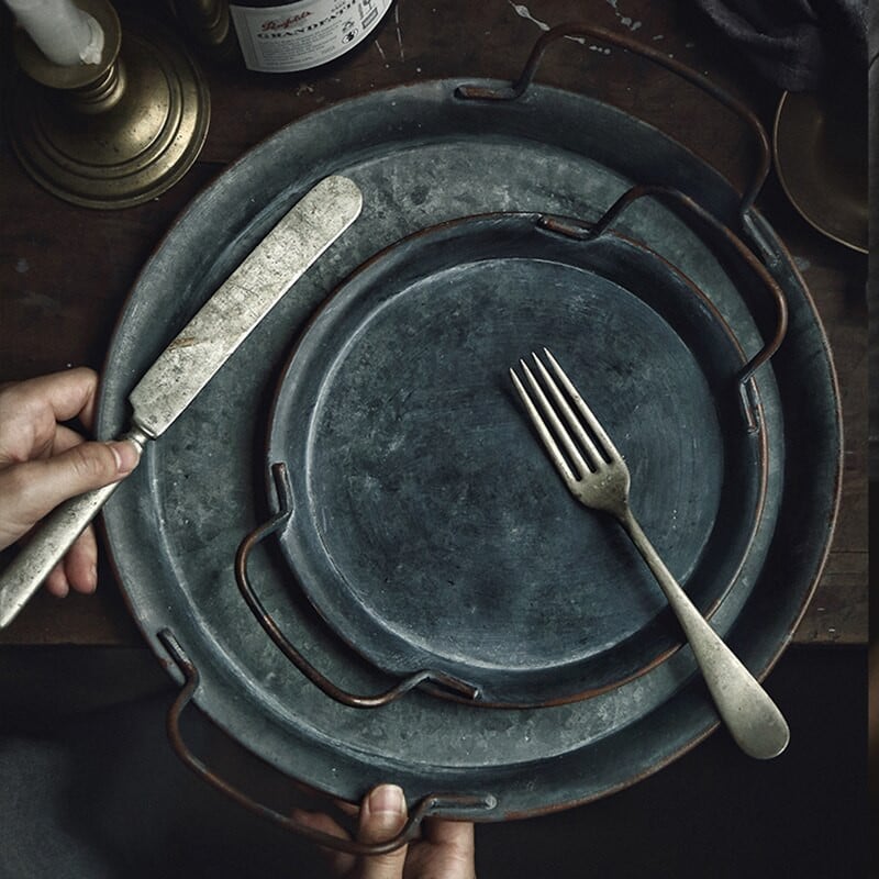 Europietiška retro metalinė lėkštė su rankenomis Rankų darbo apvali kaltinė vintažinė duonos padėklas Namų puošmena Sodo restoranas