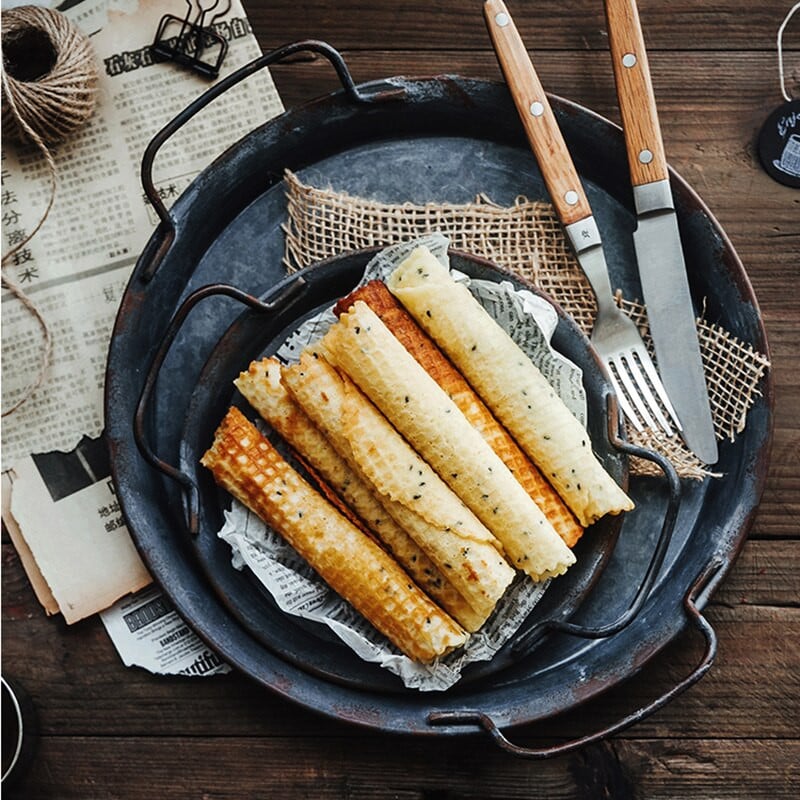 Europietiška retro metalinė lėkštė su rankenomis Rankų darbo apvali kaltinė vintažinė duonos padėklas Namų puošmena Sodo restoranas