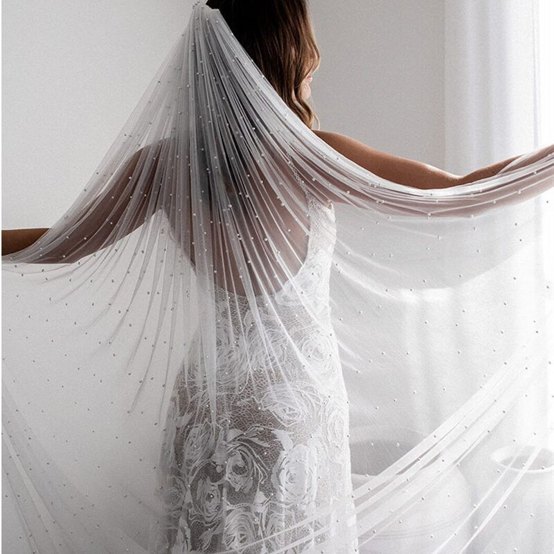 Elegantiškas vestuvių gimtadienio vakarėlis, perlų staltiesės dekoras