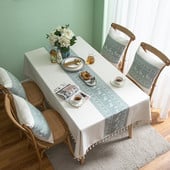 Vianočný obdĺžnikový obrus, látka, domáci elegantný jeleň, biela, sivá, červená, štvorcová výšivka, macramé, jedálenský obrus