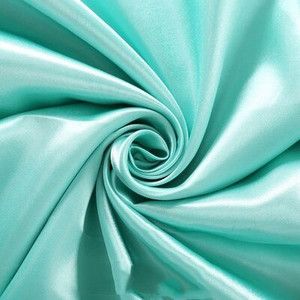 Fehér szatén terítő 140 cm x 250 cm téglalap terítő nagykereskedelmi asztalterítő esküvői rendezvényekre, szállodai dekorációra