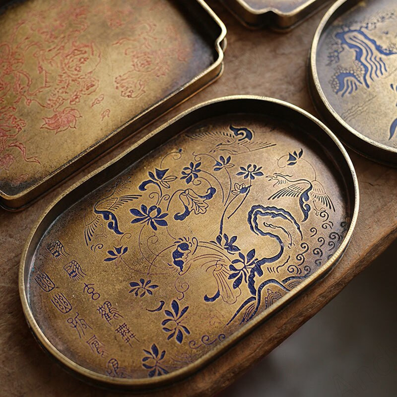 Európai sárgaréz tárolótálca Retro virágos domborműves dekoratív hálószoba kozmetikai tartály Otthoni dohányzóasztal asztali teáscsésze rendszerező