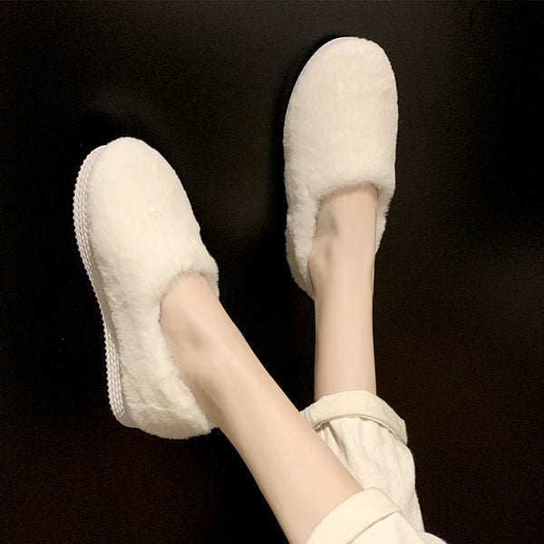 Naujo modelio moteriškos pūkinės šlepetės su metaline sagtimi