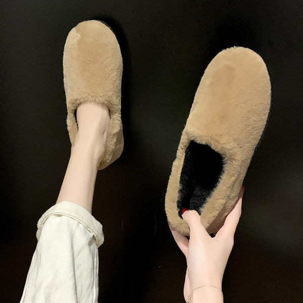 Naujo modelio moteriškos pūkinės šlepetės su metaline sagtimi