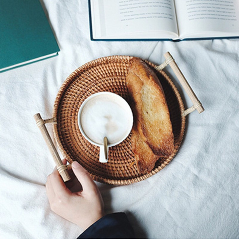 Kézzel szőtt rattan tárolótálca fából készült fogantyúval, kerek fonott kosár kenyér ételtál Gyümölcs tortatál Vacsora tálaló