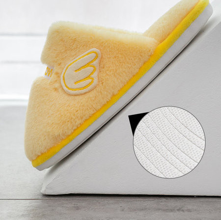 Šiuolaikinės moteriškos pūkinės šlepetės su siuvinėjimais