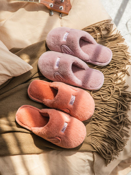 Šiuolaikinės moteriškos pūkinės šlepetės su siuvinėjimais