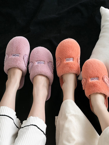 Šiuolaikinės moteriškos pūkinės šlepetės su siuvinėjimais