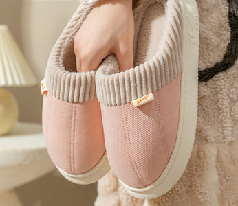 Moteriškos šlepetės su šiltu pamušalu ir užrašu