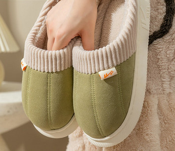 Moteriškos šlepetės su šiltu pamušalu ir užrašu