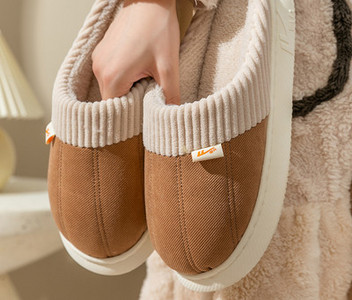 Moteriškos šlepetės su šiltu pamušalu ir užrašu