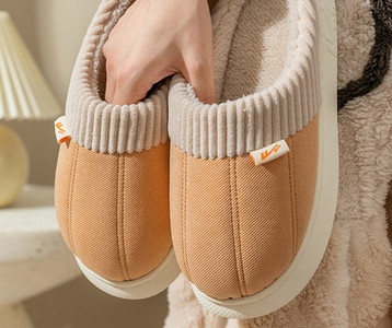 Moteriškos šlepetės su šiltu pamušalu ir užrašu