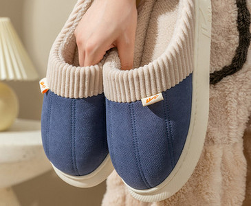 Moteriškos šlepetės su šiltu pamušalu ir užrašu