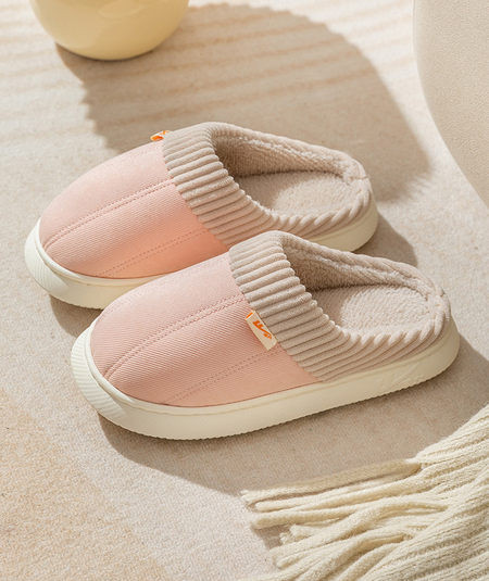 Moteriškos šlepetės su šiltu pamušalu ir užrašu