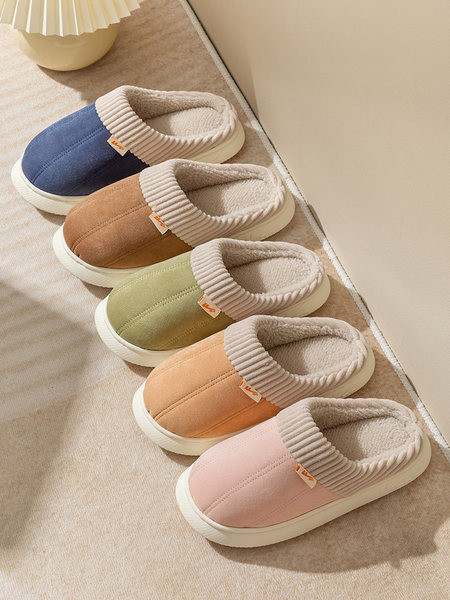 Moteriškos šlepetės su šiltu pamušalu ir užrašu