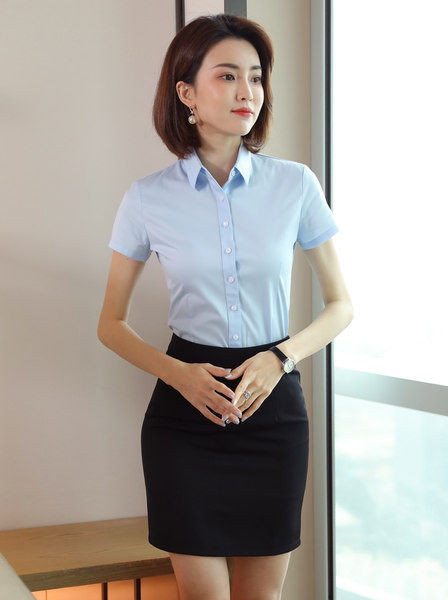 Costum de femeie elegant de cămașă și fustă sau cămașă și pantaloni