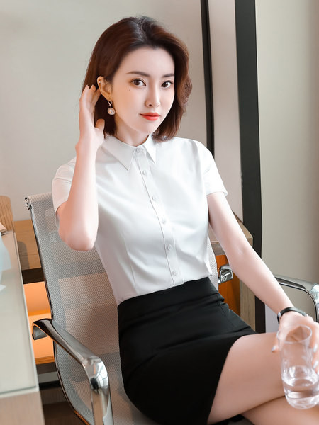 Costum de femeie elegant de cămașă și fustă sau cămașă și pantaloni