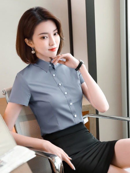 Costum de femeie elegant de cămașă și fustă sau cămașă și pantaloni