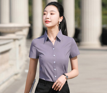 Elegantiškas dviejų dalių moteriškas kostiumas