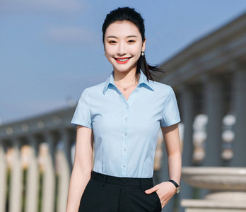 Elegantiškas dviejų dalių moteriškas kostiumas