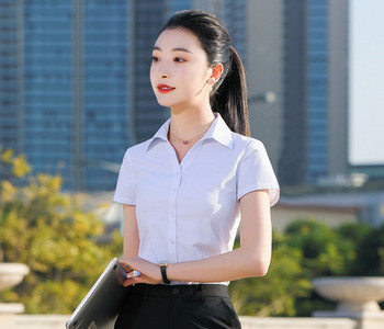 Elegantiškas dviejų dalių moteriškas kostiumas