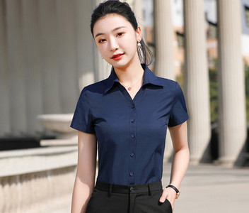 Elegantiškas dviejų dalių moteriškas kostiumas