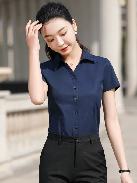 Elegantiškas dviejų dalių moteriškas kostiumas