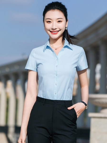 Elegantiškas dviejų dalių moteriškas kostiumas