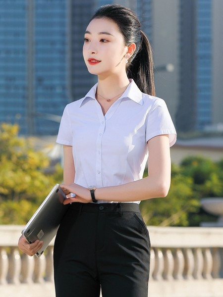 Elegantiškas dviejų dalių moteriškas kostiumas