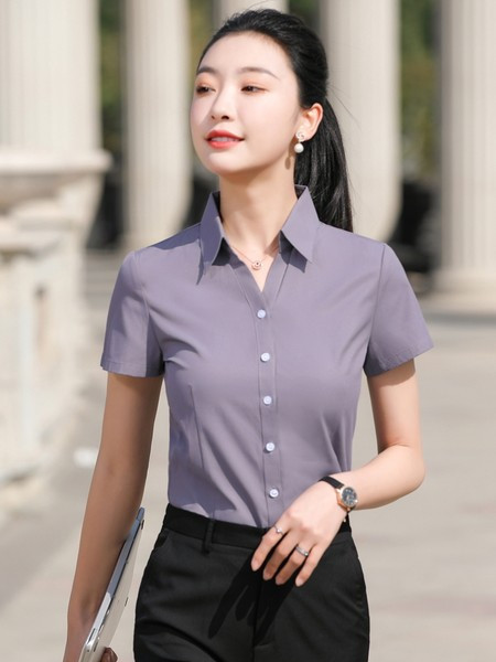 Elegantiškas dviejų dalių moteriškas kostiumas