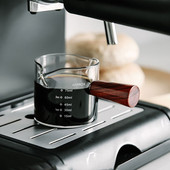 Fa fogantyú, kétszájú tejes csésze átlátszó üveg kávés mérőpohár háztartási konyha vastag zöldség salátatál