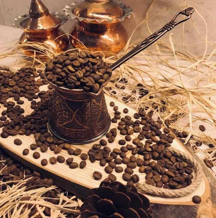 Turecký vzor medené odliatky kávovar ručne vyrobený sada 4 tradičných dizajnových dekoratívnych darčekových doplnkov, taburetka