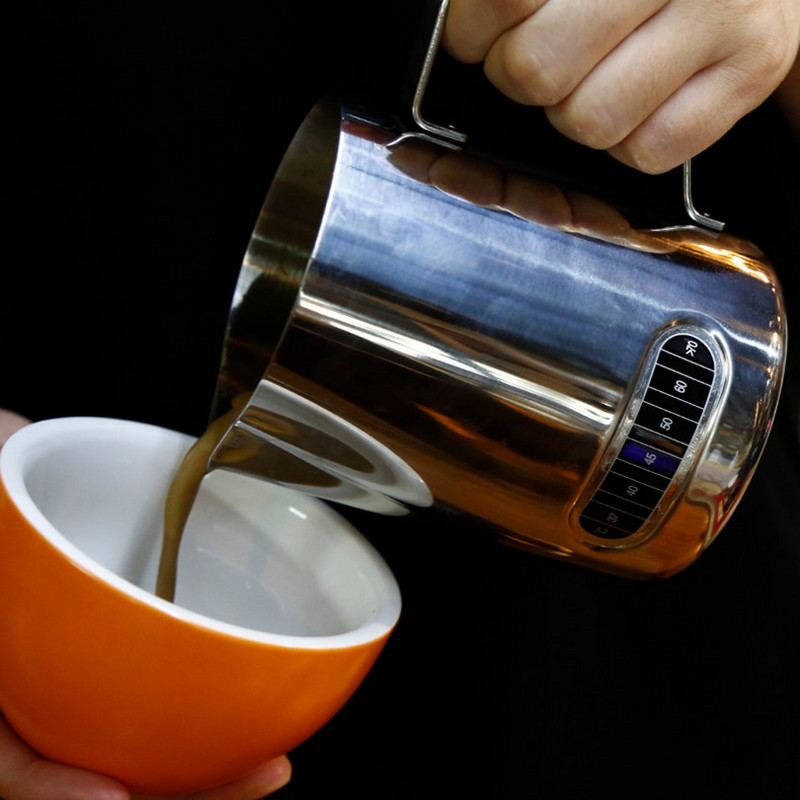 Nerezová kanvica na napenenie mlieka, džbán na kávu Barista s teplomerom - Vytvorte si dokonalú penu pre vaše cappuccino 550ml