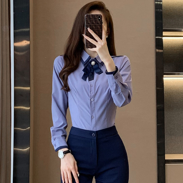 Costum de femeie elegant de cămașă și fustă sau cămașă și pantaloni