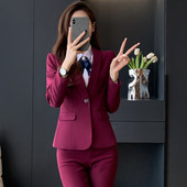 Elegantiškas moteriškas kostiumas – švarkas, kelnės ir sijonas