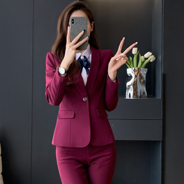 Elegantiškas moteriškas kostiumas – švarkas, kelnės ir sijonas