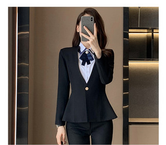 Costum de damă cu decolteu în V