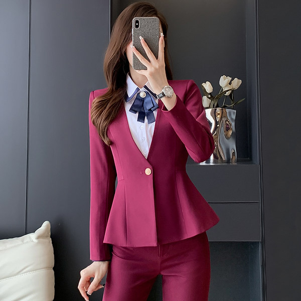 Costum de damă cu decolteu în V