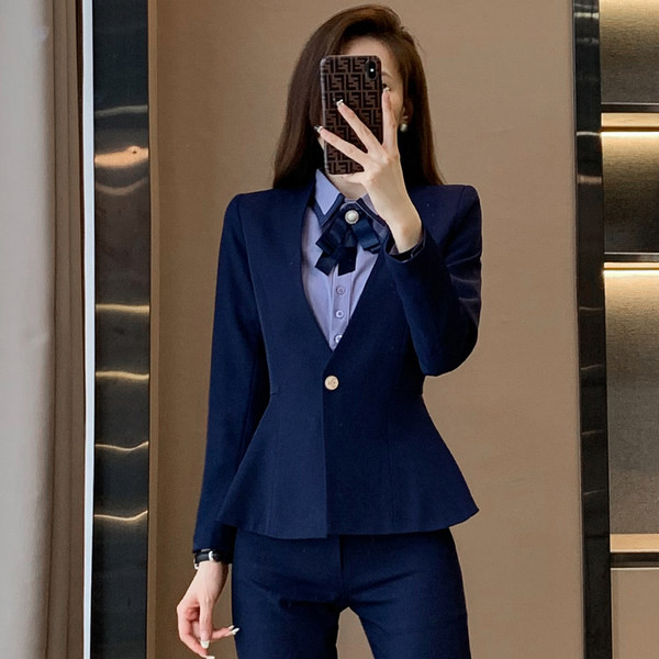 Costum de damă cu decolteu în V