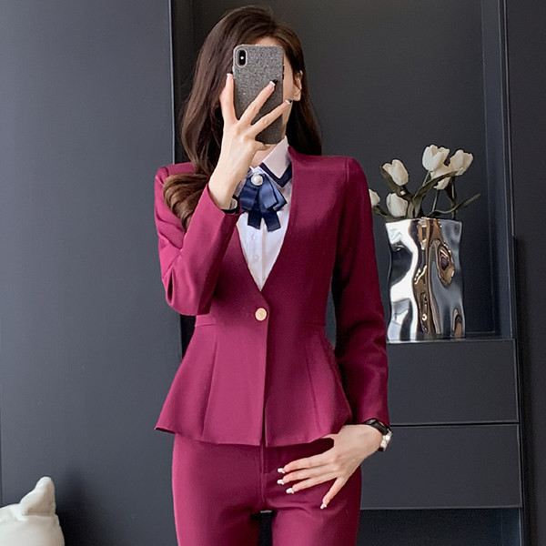 Costum de damă cu decolteu în V