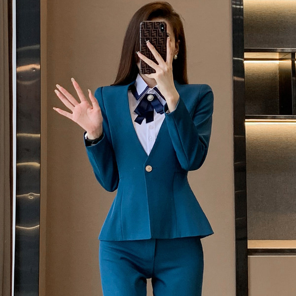 Costum de damă cu decolteu în V