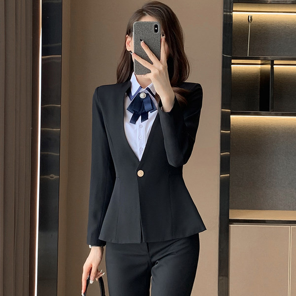 Costum de damă cu decolteu în V