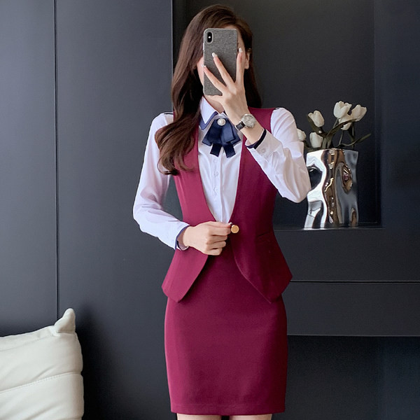 Elegantno žensko odijelo u više boja