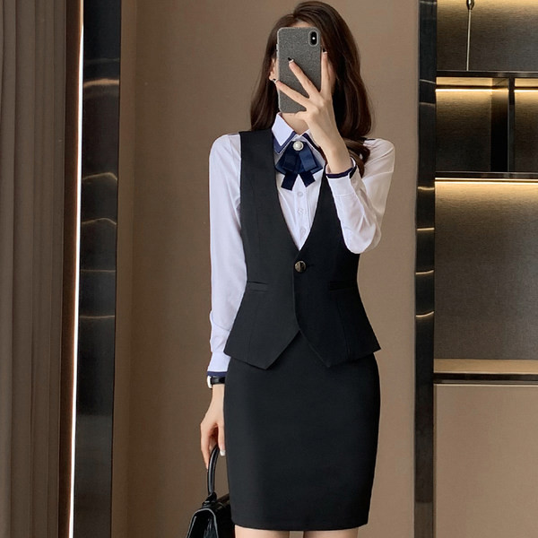 Elegantno žensko odijelo u više boja