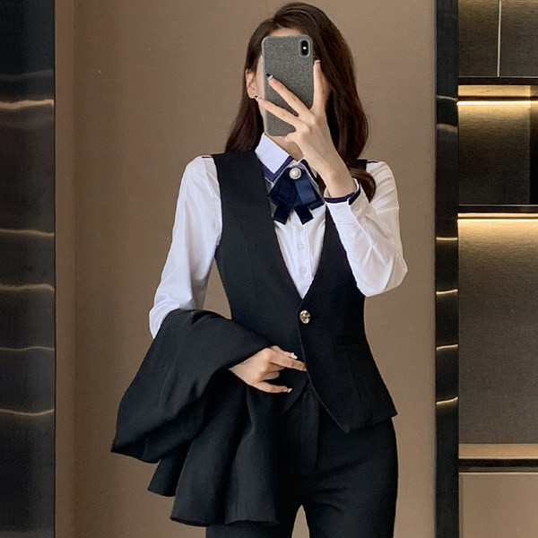 Elegantno žensko odijelo u više boja