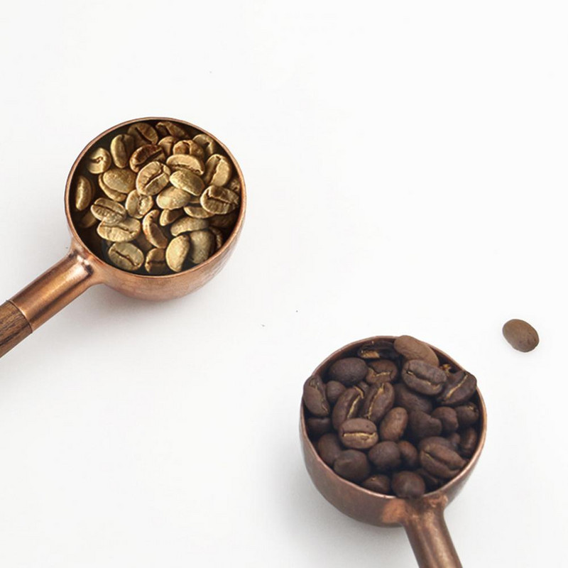 Raudono vario praktiškas nešiojamasis lygaus paviršiaus kavos kaušelis medinis kepimo šaukštas, tikslus namams