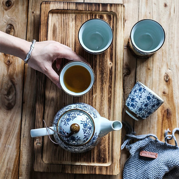 Комплект флорални прибори за чай с подглазирана синя керамична кана за чай кунгфу чайник Чаша за чай с инфузер Най-добър подарък (4 чаени чаши + 1 тенджера)