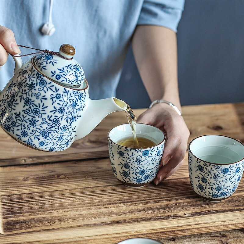 Комплект флорални прибори за чай с подглазирана синя керамична кана за чай кунгфу чайник Чаша за чай с инфузер Най-добър подарък (4 чаени чаши + 1 тенджера)